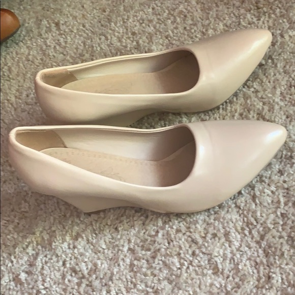 Tan wedge heels - great for work! - Picture 1 of 3